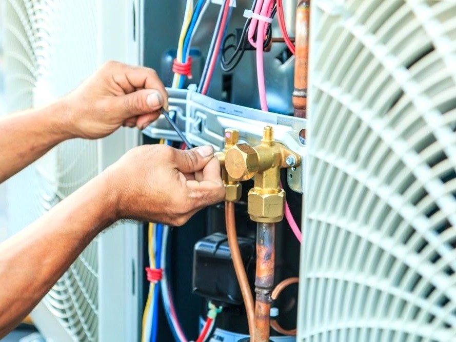 air-conditioner-leaking-ac-repair-air-conditioner-freon-leak-symptoms